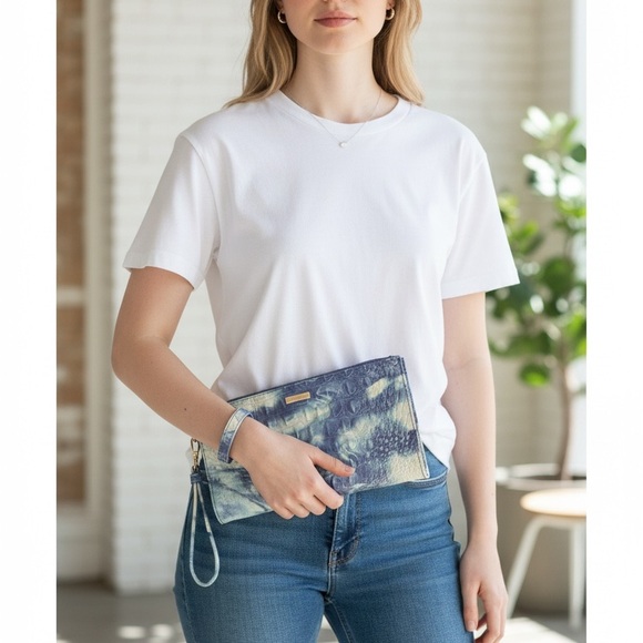 NWOT Brahmin Blue Ombre Croc Embossed Leather Wristlet w/ Dust Bag - Picture 2 of 7